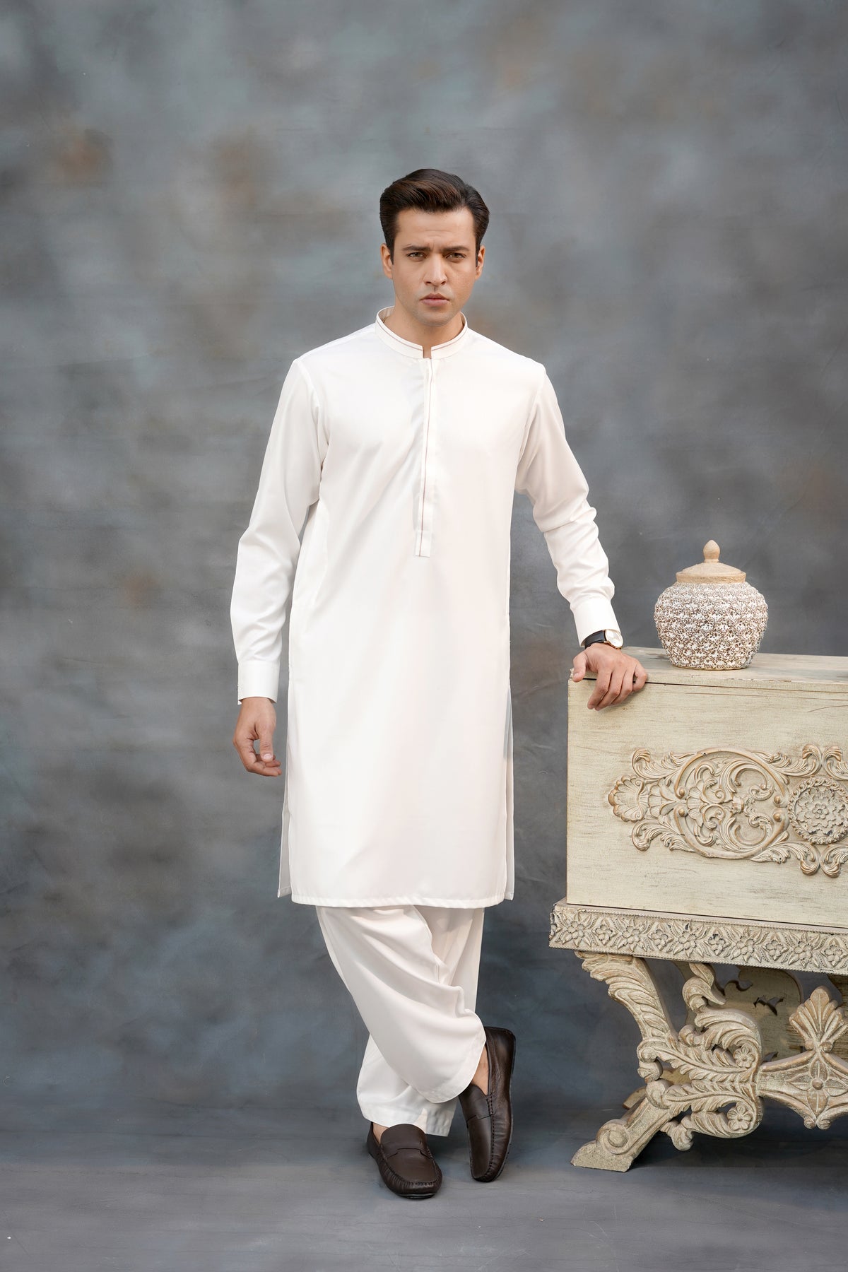 WHITE EMBROIDED KAMEEZ SHALWAR